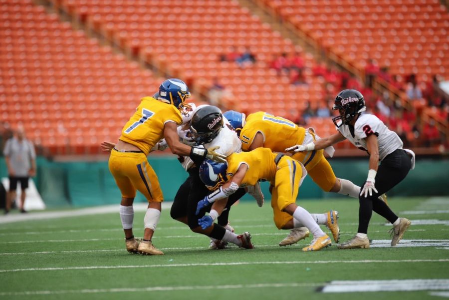 Hilo tackles an ‘Iolani runner