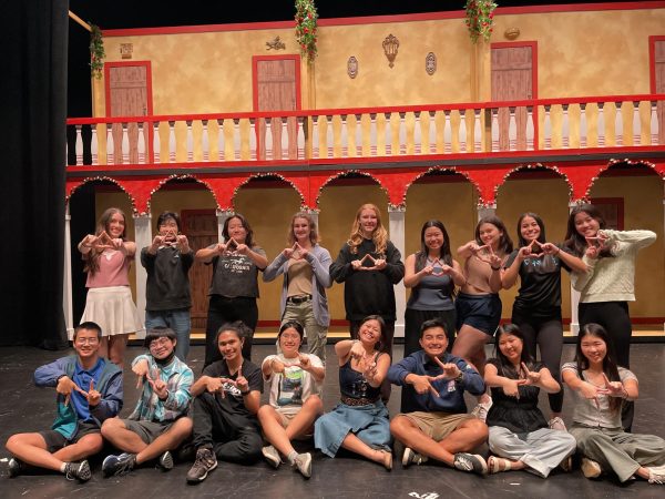 The seniors get together for their final show of their high school career. Photo courtesy of Jace Furuto ’24