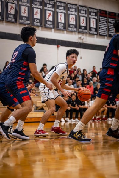 During the senior night game on February 4th against St. Louis in the Lower Gym, senior Aidan Wong ’29 drives into the paint looking for a game tying open shot in the first half.