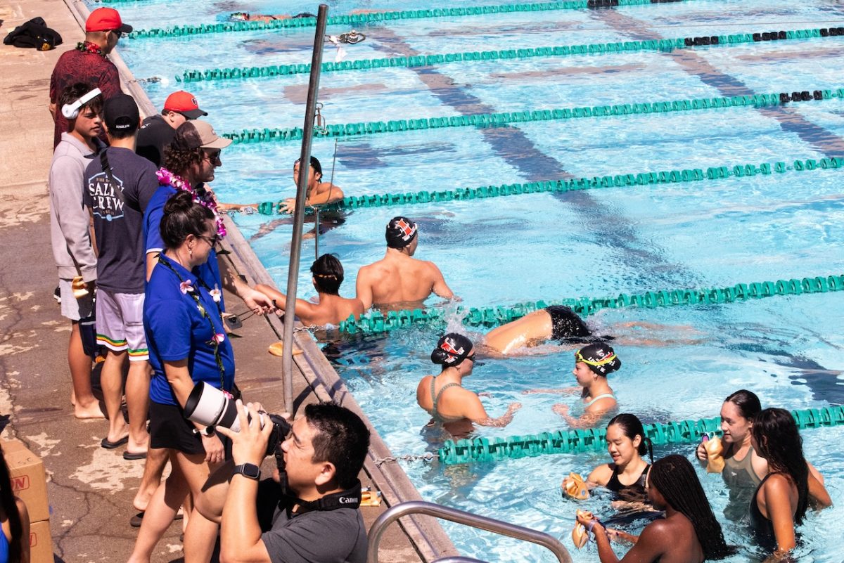 ‘Iolani varsity swimmers warm up for the state championships in UH Mānoa’s pool.